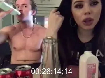 La pareja bebiendo antes de coger el coche. La pareja bebiendo antes de coger el coche.