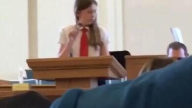 Una niña anuncia que es homosexual en una iglesia mormona y le cortan el micrófono