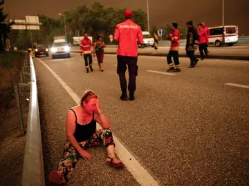 Bomberos ayudando a las víctimas del incendio Bomberos ayudando a las víctimas del incendio