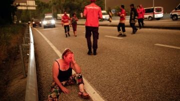 Bomberos ayudando a las víctimas del incendio