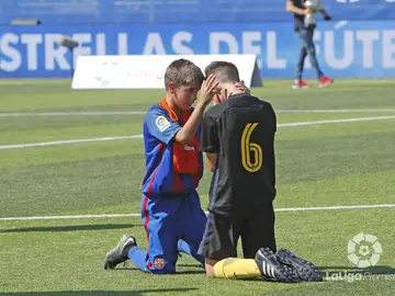 Los jugadores del Barcelona consolaron a los del Atlético de Madrid Los jugadores del Barcelona consolaron a los del Atlético de Madrid