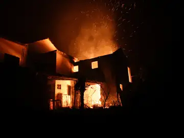 Una casa en llamas Una casa en llamas