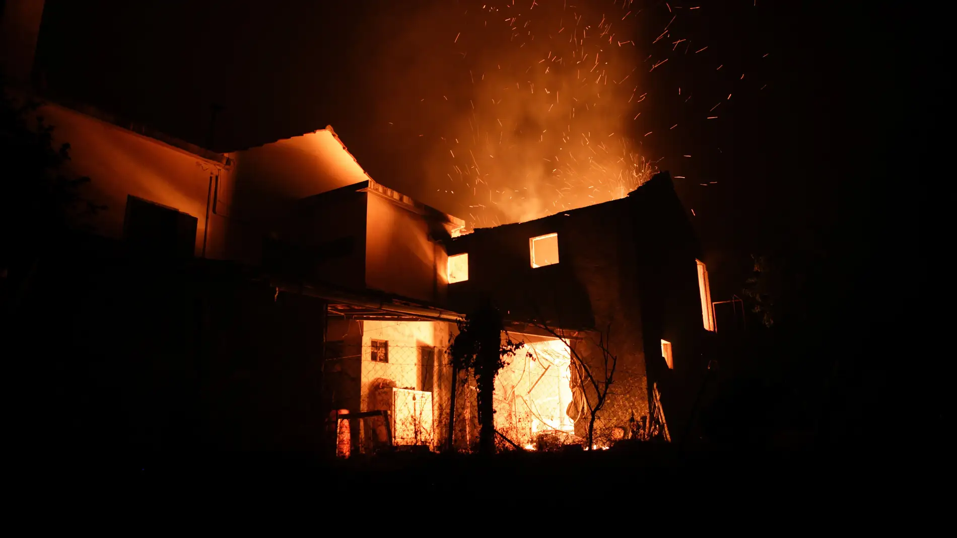 Una casa en llamas