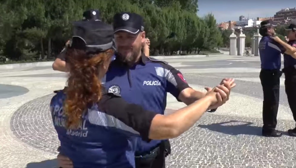 Los agentes de Policía Municipal de Madrid bailando