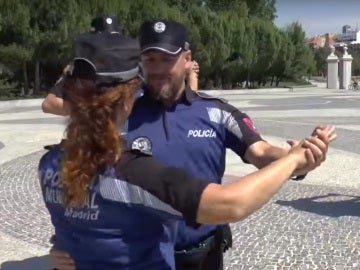 Los agentes de Policía Municipal de Madrid bailando