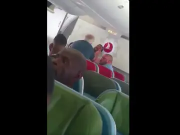 Momento en el que el agente abofetea al refugiado Momento en el que el agente abofetea al refugiado