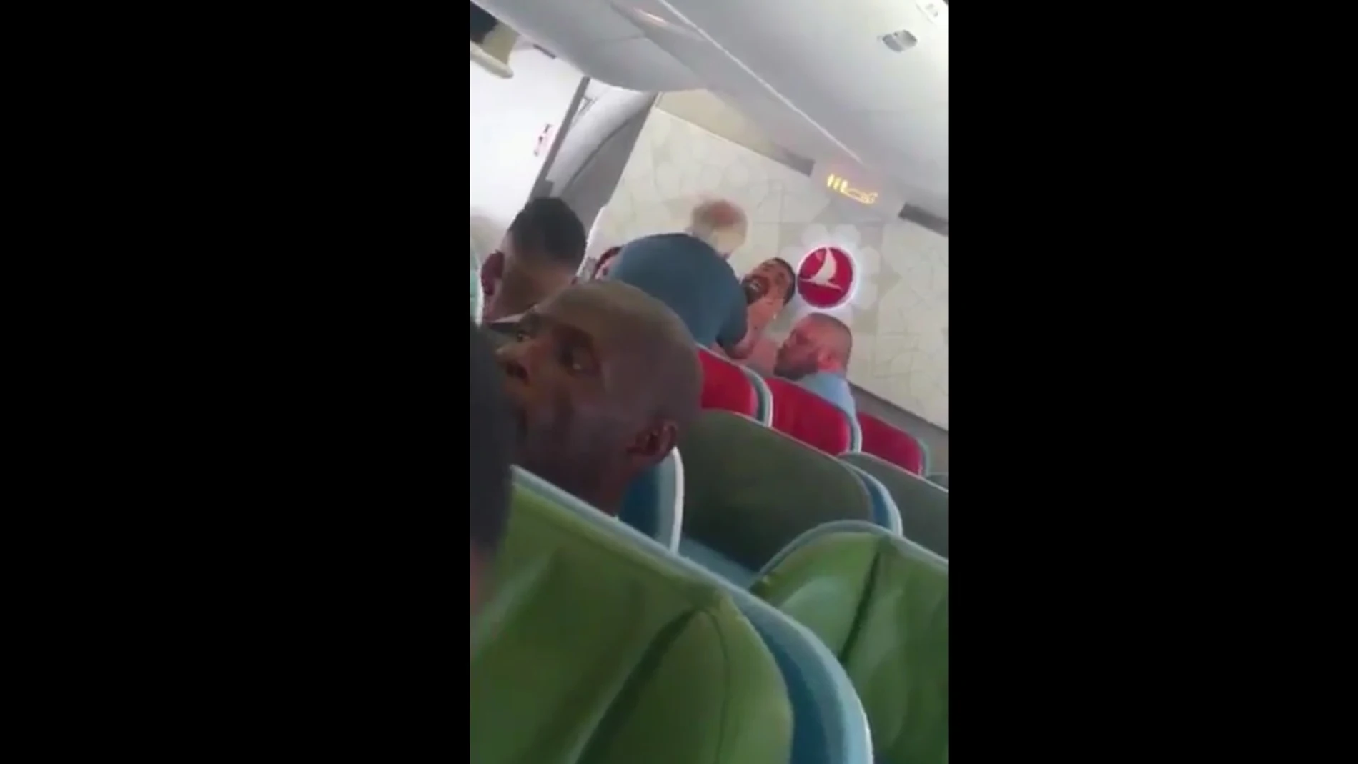 Momento en el que el agente abofetea al refugiado Momento en el que el agente abofetea al refugiado