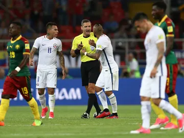 Los chilenos, protestando el gol anulado a Vargas por el VAR Los chilenos, protestando el gol anulado a Vargas por el VAR