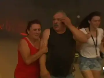 La desesperación de los vecinos que se pudieron salvar del incendio de Portugal: "Algunos intentaron huir por otras carreteras, pero no pudieron" La desesperación de los vecinos que se pudieron salvar del incendio de Portugal: "Algunos intentaron huir por otras carreteras, pero no pudieron"