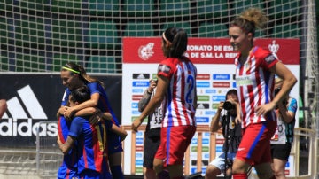 Las chicas del Barcelona celebran un gol