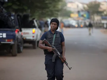 Oficial de policía de Malí durante una intervención Oficial de policía de Malí durante una intervención
