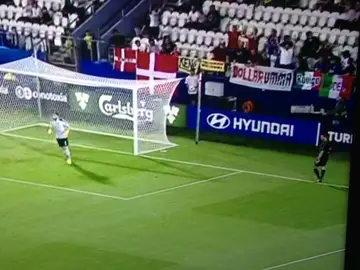 Donnarumma, y la pancarta 'Dollarumma' Donnarumma, y la pancarta 'Dollarumma'