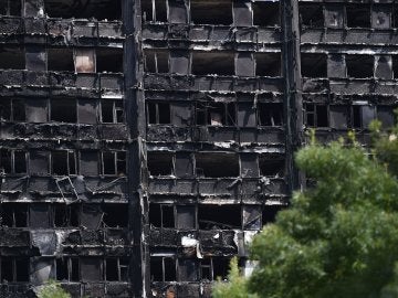 Las ruinas de la torre Grenfell, el edificio arrasado por las llamas en Londres