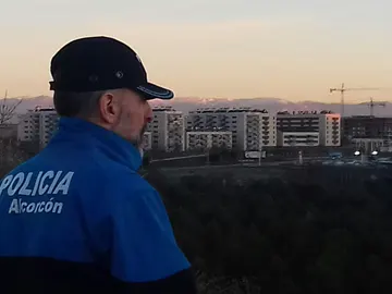 La Policía de Alcorcón rescatan a niño de 2 años de un coche robado en Madrid La Policía de Alcorcón rescatan a niño de 2 años de un coche robado en Madrid