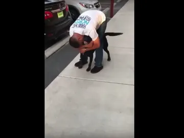 Se reencuentra con su perro tras seis años Se reencuentra con su perro tras seis años