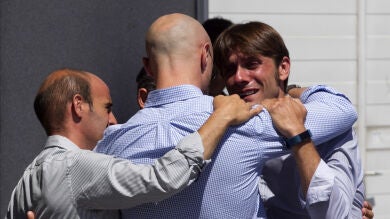 Los compañeros del torero Iván Fandiño comienzan a llegar a la capilla ardiente