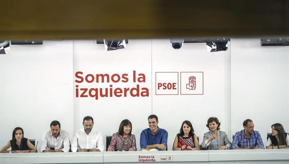 El secretario general del PSOE, Pedro Sánchez, acompañado por su nueva Ejecutiva