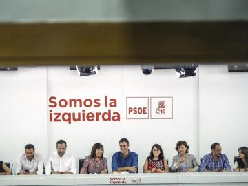 El secretario general del PSOE, Pedro Sánchez, acompañado por su nueva Ejecutiva