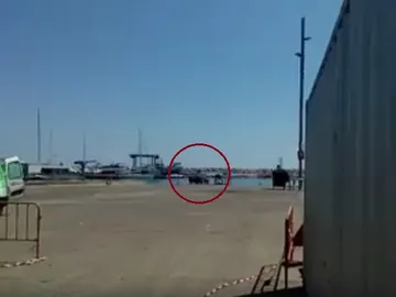 Un mecánico tira el coche de un cliente al mar Un mecánico tira el coche de un cliente al mar