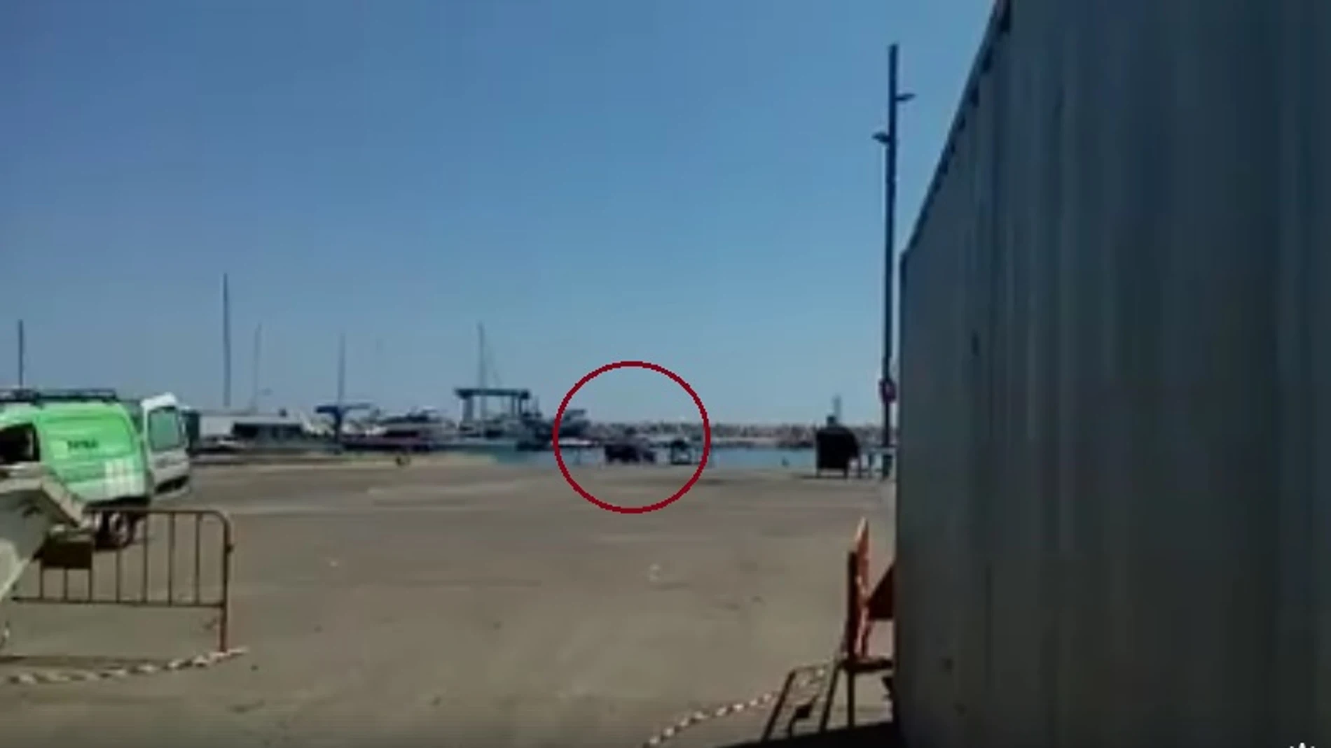 Un mecánico tira el coche de un cliente al mar Un mecánico tira el coche de un cliente al mar