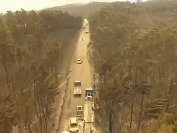 Un dron capta las imágenes donde quedaron atrapados varios coches en el incendio de Portugal Un dron capta las imágenes donde quedaron atrapados varios coches en el incendio de Portugal