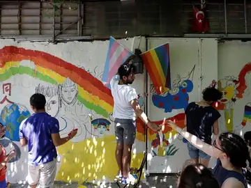 Participantes de una marcha LGTB en Estambul Participantes de una marcha LGTB en Estambul