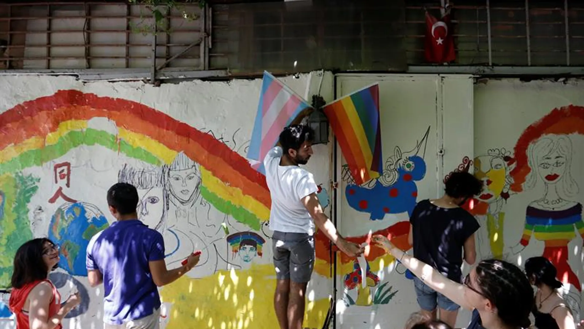 Participantes de una marcha LGTB en Estambul Participantes de una marcha LGTB en Estambul