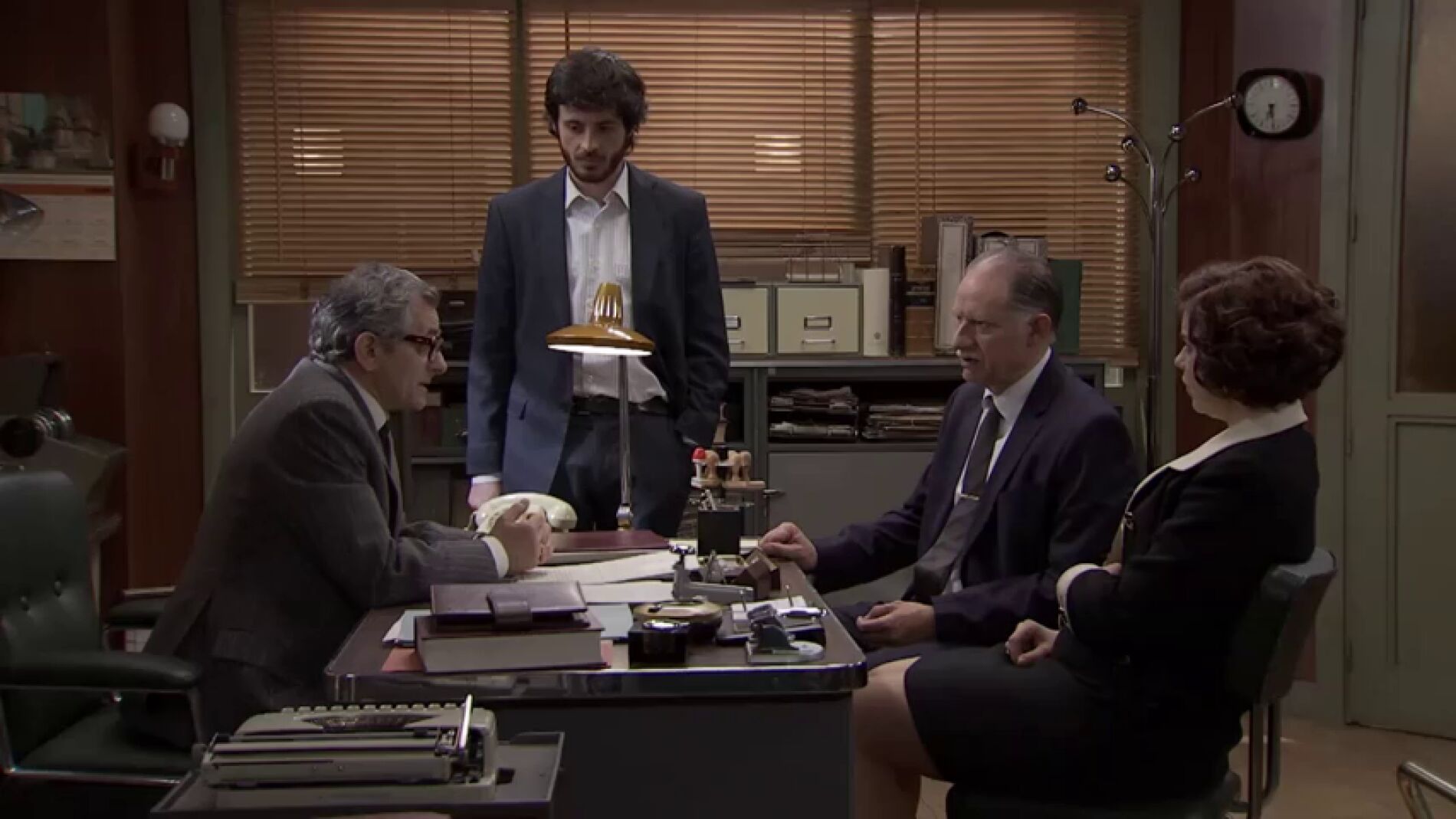 Justo Quintero se traba continuamente mientras le comunica algo importante a la familia Novoa