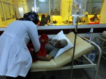 Yemenitas infectados por el cólera reciben tratamiento en un hospital