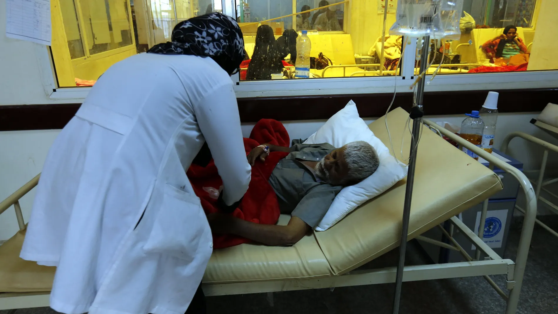 Yemenitas infectados por el cólera reciben tratamiento en un hospital Yemenitas infectados por el cólera reciben tratamiento en un hospital