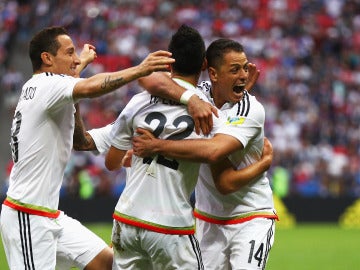 Los jugadores mexicanos celebran el gol de Lozano ante Rusia