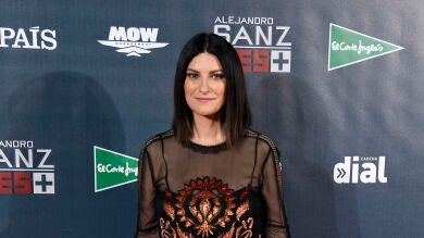 Laura Pausini, golpeada por una fanática en pleno concierto 