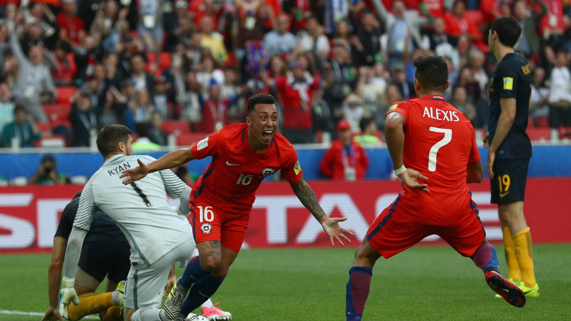 Chile celebra un gol ante Australia Chile celebra un gol ante Australia