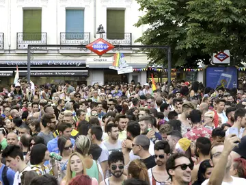 Cientos de personas en la plaza de Chueca durante el Orgullo Gay Cientos de personas en la plaza de Chueca durante el Orgullo Gay