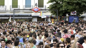 Cientos de personas en la plaza de Chueca durante el Orgullo Gay