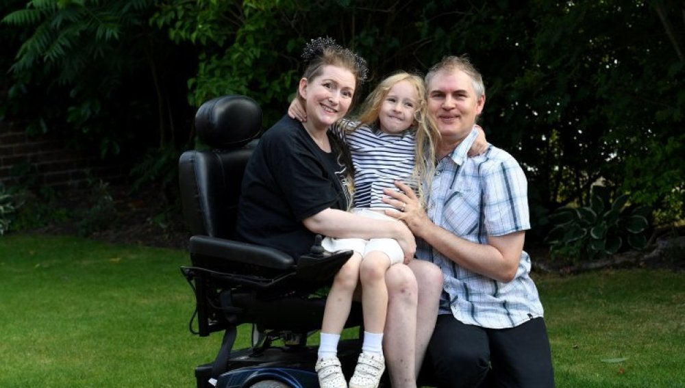 Lucinda Allen junto a su marido y su hija