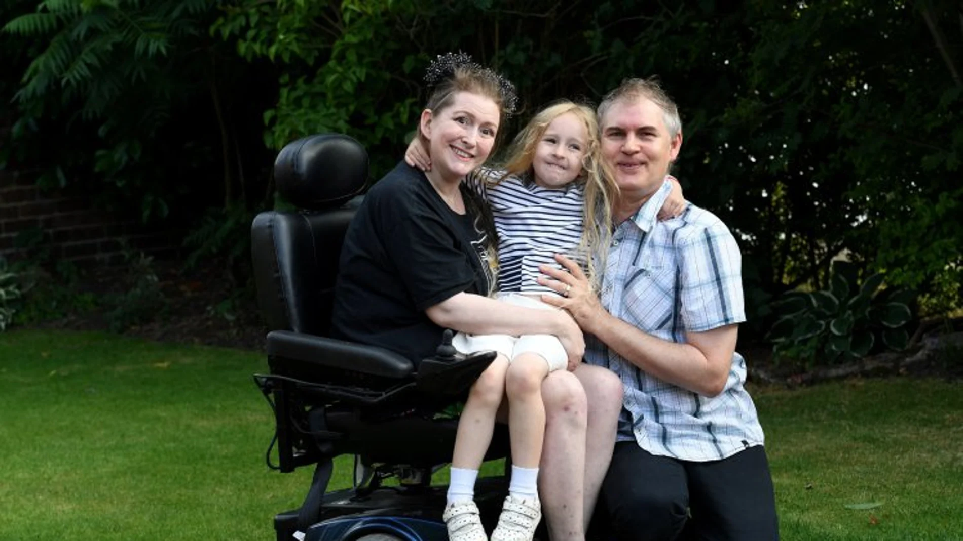 Lucinda Allen junto a su marido y su hija Lucinda Allen junto a su marido y su hija