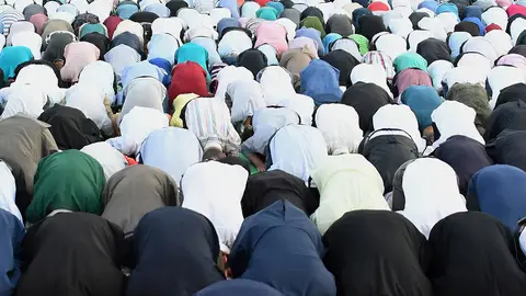 Una multitud de musulmanes Una multitud de musulmanes albaneses se reúne para una oración por la mañana para conmemorar el fin del mes de ayuno del Ramadán (25-06-2017)