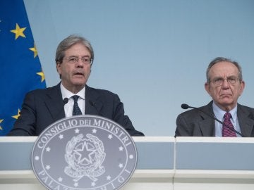 El primer ministro italiano, Paolo Gentiloni, con el ministro de Economía y Finanzas, Pier Carlo Padoan