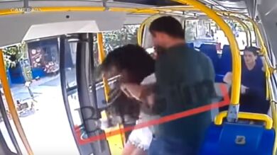 Un hombre agrede a una joven por 