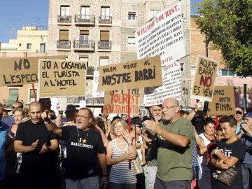 Vecinos de la Barceloneta en una manifestación contra los pisos turísticos