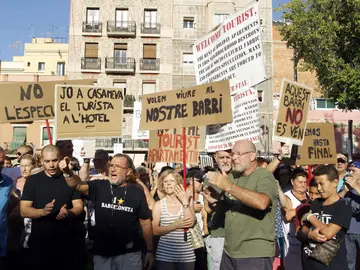 Vecinos de la Barceloneta en una manifestación contra los pisos turísticos Vecinos de la Barceloneta en una manifestación contra los pisos turísticos
