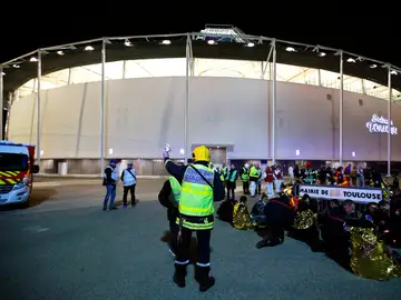 Policías, militares y el personal de rescate participan en un simulacro durante los preparativos de la Eurocopa 2016 Policías, militares y el personal de rescate participan en un simulacro durante los preparativos de la Eurocopa 2016