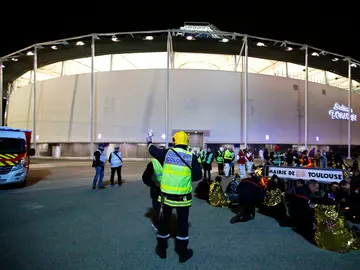 Policías, militares y el personal de rescate participan en un simulacro durante los preparativos de la Eurocopa 2016 Policías, militares y el personal de rescate participan en un simulacro durante los preparativos de la Eurocopa 2016