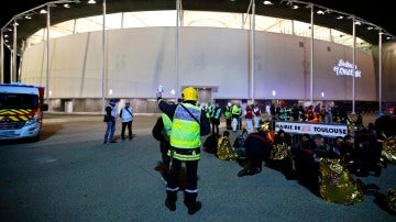 Policías, militares y el personal de rescate participan en un simulacro durante los preparativos de la Eurocopa 2016
