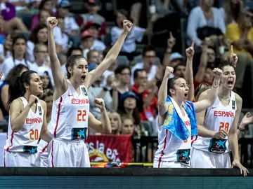 Las jugadoras españolas celebran una canasta ante Francia en la final del Eurobasket Las jugadoras españolas celebran una canasta ante Francia en la final del Eurobasket