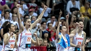 Las jugadoras españolas celebran una canasta ante Francia en la final del Eurobasket