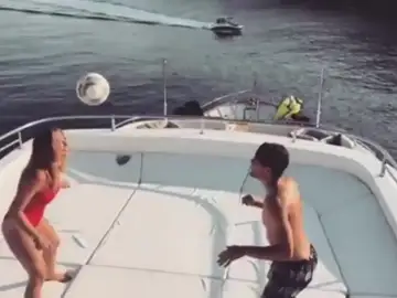 La mujer de Kovacic, Izabel Andrijanic, reta a su marido con el balón en plena luna de miel La mujer de Kovacic, Izabel Andrijanic, reta a su marido con el balón en plena luna de miel