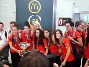 Las jugadoras de la selección española de baloncesto femenino posan con el trofeo de campeonas de Europa