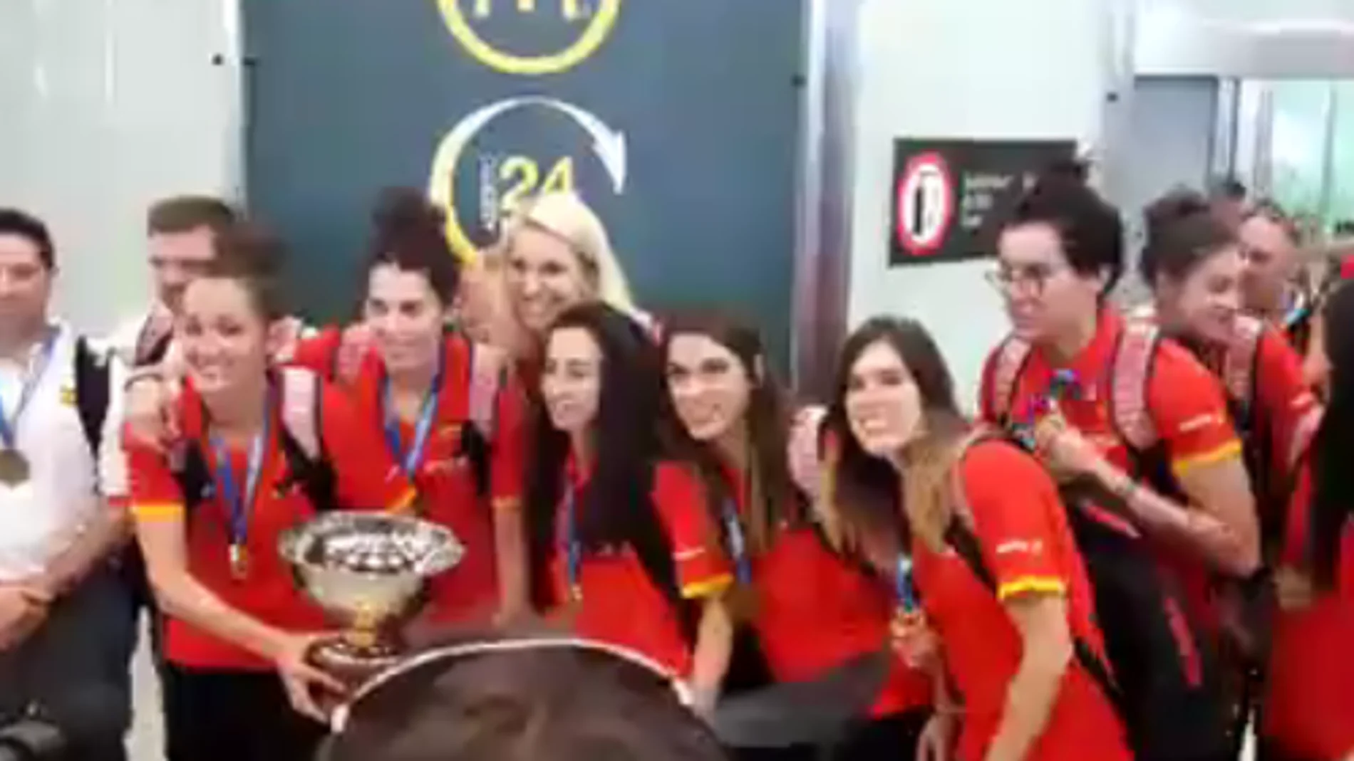 Las jugadoras de la selección española de baloncesto femenino posan con el trofeo de campeonas de Europa Las jugadoras de la selección española de baloncesto femenino posan con el trofeo de campeonas de Europa